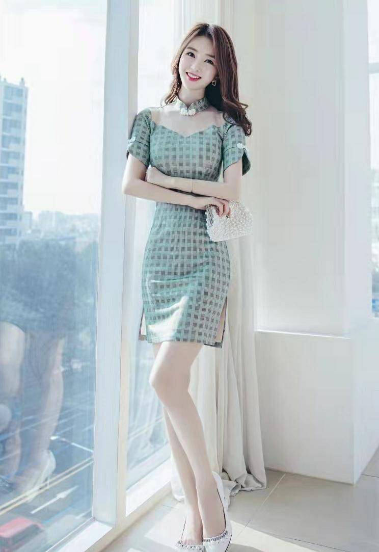 秀人有苹果版:​改良版旗袍连体包臀裙，大秀傲人的事业线，曼妙身姿