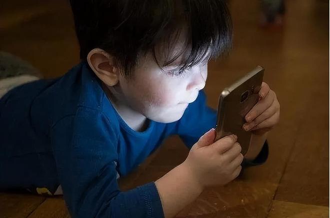 有关沉迷手机新闻网青少年沉迷手机的事例